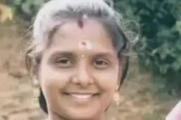 பிரியதர்ஷினிக்கு வயிற்று வலி ஏற்படவே அதே பகுதியில் மருந்தகம் நடத்தி வரும் பிரின்ஸ் என்பவரிடம் சிகிச்சைக்கு சென்றார்.