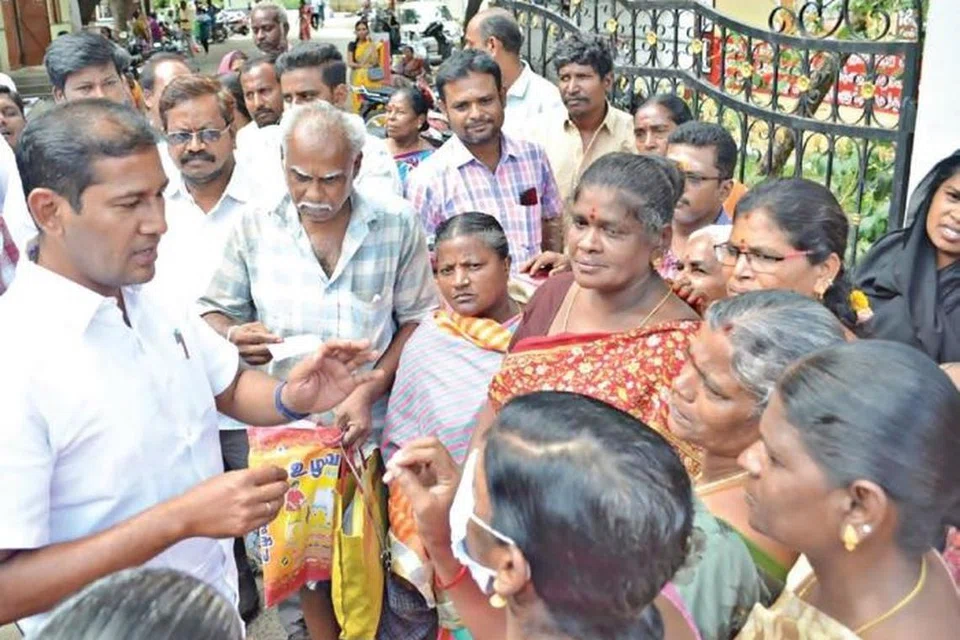 சாலை மறியலில் ஈடுபட்ட பெண்களிடம் சமரசம் பேசும் ஈரோடு வட்டாட்சியர் ஜெயக்குமார்.
