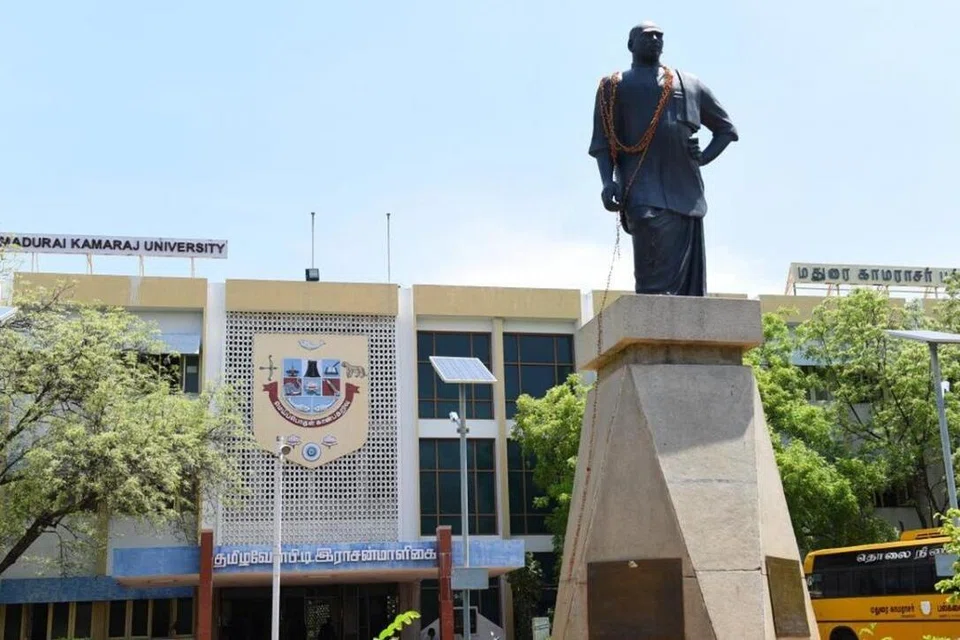 மதுரை காமராஜர் பல்கலைக்கழகம் (Madurai Kamaraj University) 1966ஆம் ஆண்டு தொடங்கப்பட்டு, பெருந்தலைவர் மறைவுக்குப் பிறகு அவருடைய நினைவாக 1978ஆம் ஆண்டு காமராசர் பல்கலைக்கழகம் என்று பெயர் சூட்டப்பட்டது.