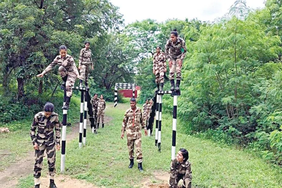 பெண் அதிரடி வீரர்களுக்கு எதையும் சமாளிக்கக்கூடிய திறன்களைப் பெற கடுமையான பயிற்சி அளிக்கப்படுகிறது.