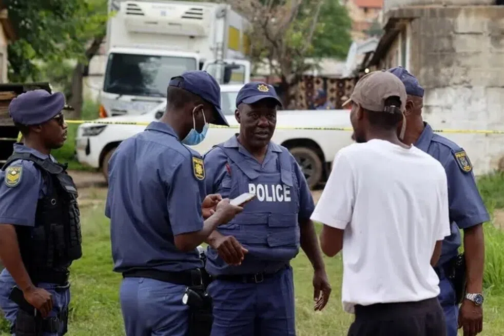 தென்னாப்பிரிக்காவில் துப்பாக்கிச்சூட்டில் பலர் மரணம்