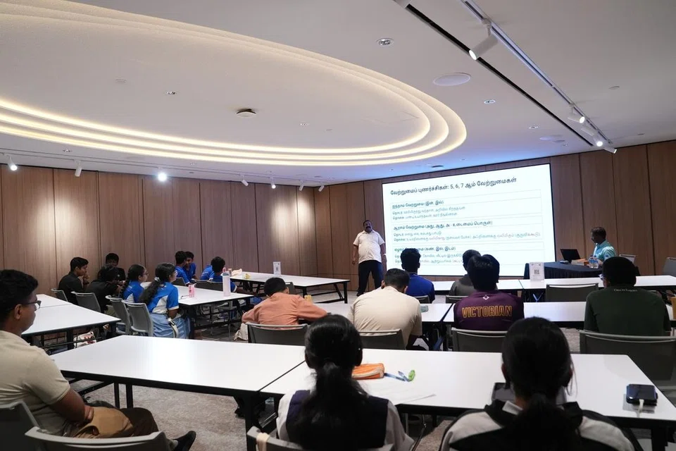 எழுத்துத் தமிழில் பிழைகள் ஏற்படக்கூடிய இடங்களைச் சுட்டிக்காட்டி அவற்றில் எவ்வாறு கவனம் செலுத்தி அந்தப் பிழைகளைத் தவிர்க்கவேண்டும் என்ற வழிமுறைகளையும் திரு மகுடேசுவரன் மாணவர்களிடம் எடுத்துக்கூறினார்.