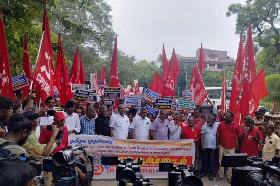 சென்னையில் நடைபெற்ற ஆர்ப்பாட்டத்தில் பங்கேற்ற தொழிலாளர்கள், கட்சித் தலைவர்கள், தொழிற்சங்கப் பிரமுகர்கள்.