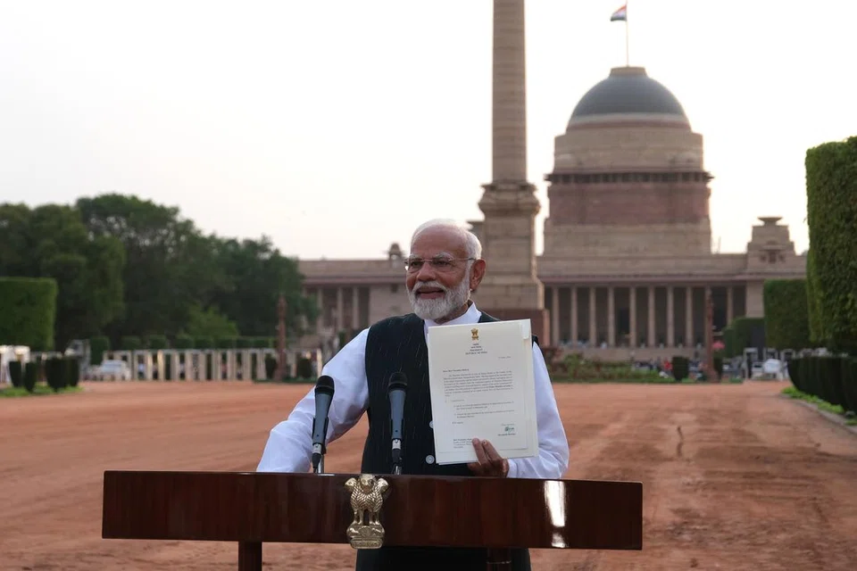 மூன்றாவது முறையாகப் பிரதமர் பதவியேற்க இந்திய அதிபர் திரௌபதி முர்மு விடுத்த அழைப்பைக் காண்பிக்கிறார் நரேந்திர மோடி. அவர் ஞாயிற்றுக்கிழமை இரவு 7.15 மணி அளவில் நடைபெறவுள்ள பதவியேற்பு நிகழ்ச்சியில் பிரதமராகப் பதவியேற்கவுள்ளார்.