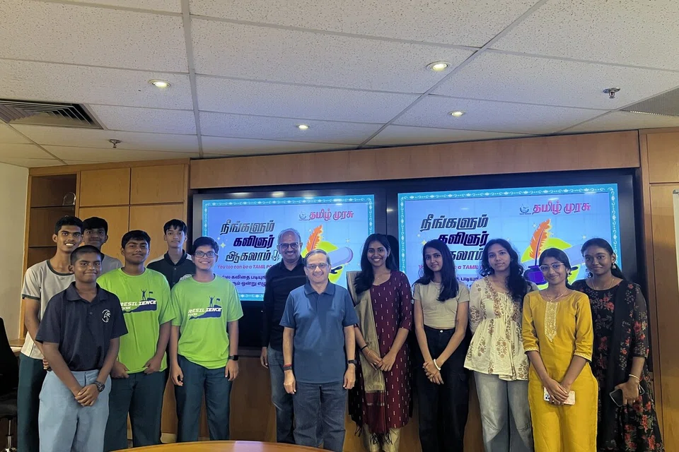 கவிதைப் பயிலரங்கில் பங்குபெற்றோருடன் தமிழ் முரசு ஆசிரியர் த.ராஜசேகர் (நடுவில்). அவருக்கு இருபுறமும் பயிலரங்கை வழிநடத்திய மூத்த நிர்வாக உதவி ஆசிரியர் சபா.முத்து நடராஜன், செய்தியாளர் வி‌‌ஷ்ருதா நந்தகுமார்.