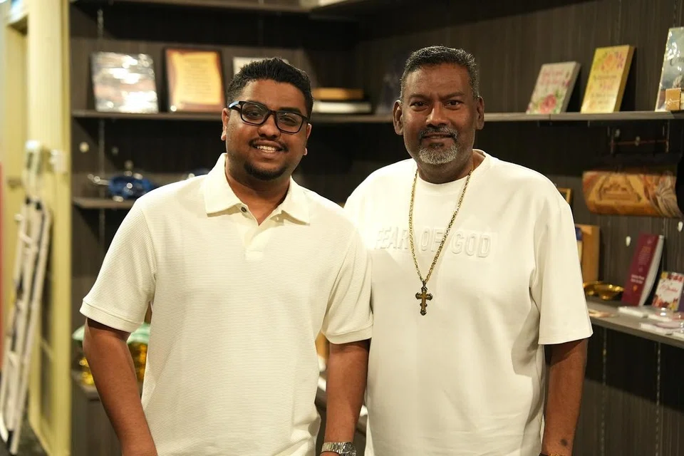 தம் சிறுநீரகத்தைப் பொருத்தியதிலிருந்து தந்தை ஜோனத்தான் சுப்பையா மிகவும் இளமையாக மாறிவிட்டார் என்று புன்னகையுடன் கூறினார் திரு ஜான்சன்.