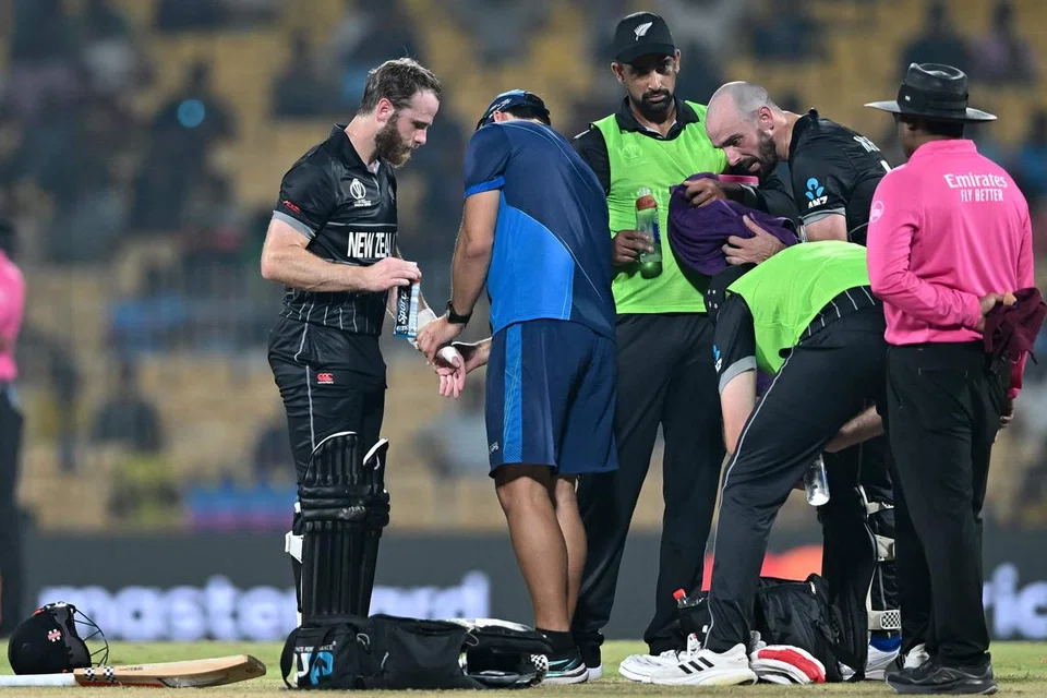 பங்ளாதேஷ் அணிக்கெதிராக சென்னையில் நடந்த போட்டியின்போது இடக்கைப் பெருவிரலில் காயமடைந்தார் நியூசிலாந்து அணித்தலைவர் கேன் வில்லியம்சன் (இடது).