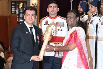 அதிபர் திரௌபதி முர்முவிடமிருந்து பத்ம பூஷன் விருதைப் பெற்றுக்கொள்ளும் அஜித்.