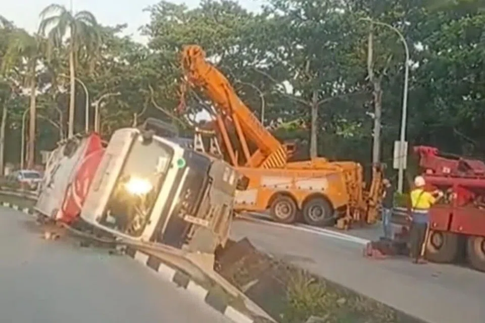 விபத்துக்குப் பிறகு எடுக்கப்பட்ட காணொளியில், ஒரு கனரக லாரி, துணைச் சாலைக்கு அருகில் உள்ள வடிகாலில் சாய்ந்து கிடப்பதைக் காணலாம்.