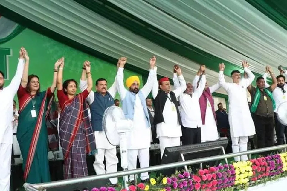 ஜார்க்கண்ட் மாநிலம் ராஞ்சியில் ஞாயிற்றுகிழமை ‘இண்டியா’ கூட்டணி சார்பில் நடைபெற்ற பிரசார பொதுக்கூட்டத்தில் கலந்துகொண்ட கூட்டணி கட்சிகளின் தலைவர்கள்.