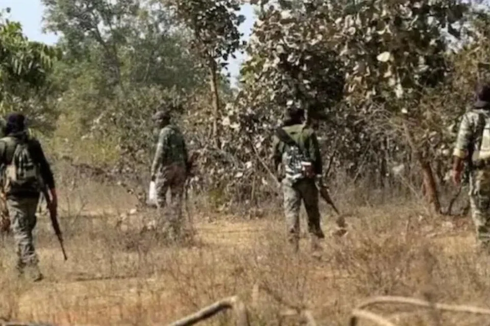 புதன்கிழமை (ஜூலை 17) பிற்பகலில் பாதுகாப்புப் படையினருக்கும் நக்சலைட்டுகளுக்கும் இடையே ஆறு மணி நேரமாக துப்பாக்கிச் சண்டை நீடித்தது.