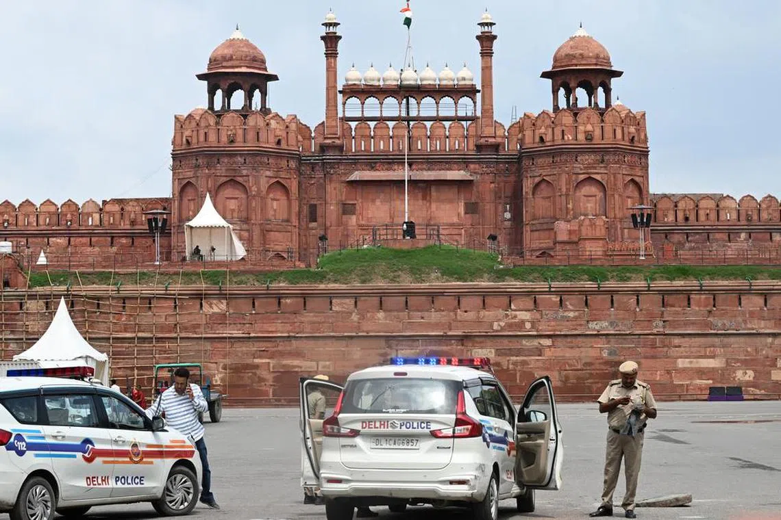 புதுடெல்லி செங்கோட்டைக்குள் நுழைய முயன்ற பங்ளாதே‌‌‌‌‌ஷ் நாட்டவர் ஐவர் கைது