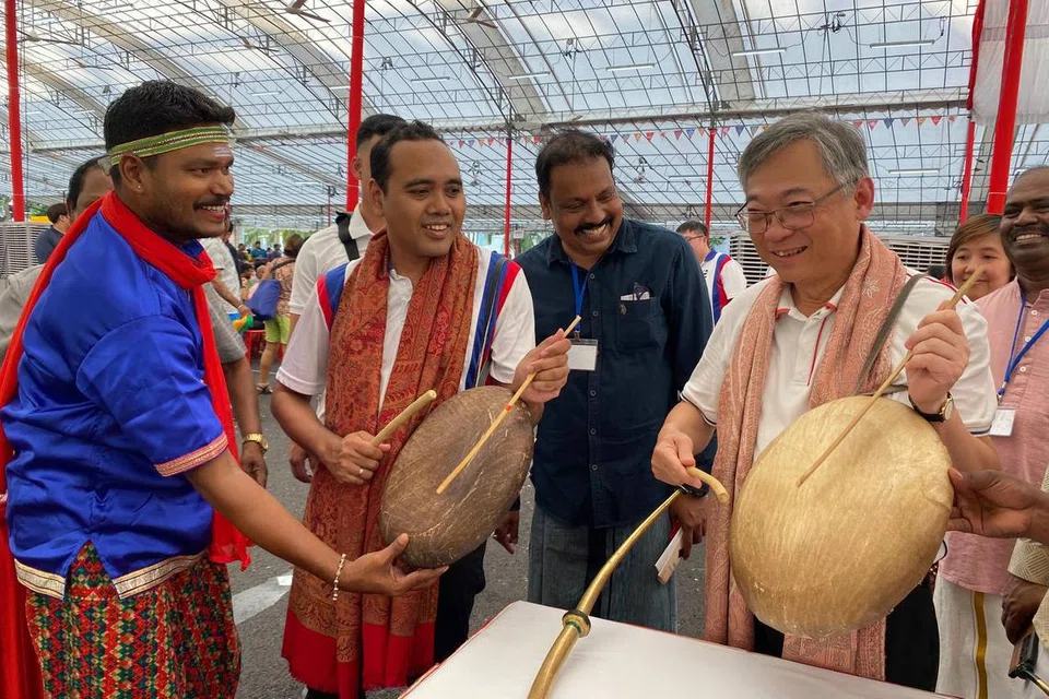 பறை வாசிக்கும் சிறப்பு விருந்தினர்கள் (வலம்) துணைப் பிரதமரும் வர்த்தக, தொழில் அமைச்சருமான கான் கிம் யோங், சுவா சூ காங் குழுத்தொகுதி நாடாளுமன்ற உறுப்பினரும் அடித்தள அமைப்புகளின் ஆலோசகருமான ஸூல்கர்னைன் அப்துல் ரஹிம் (இடமிருந்து இரண்டாவது). உடன் கியட் ஹொங் சமூக மன்ற இந்தியர் நற்பணிச் செயற்குழுத் தலைவர் அருமைச் சந்திரன் (வலமிருந்து இரண்டாவது).