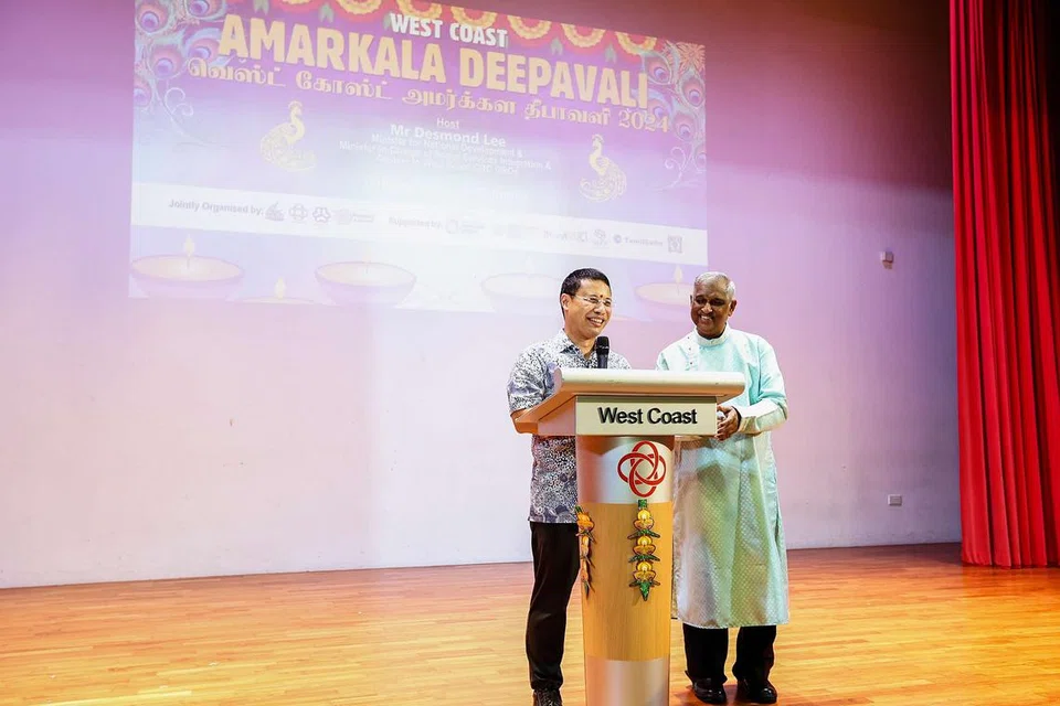 நிகழ்ச்சியில் தமிழில் திரு டெஸ்மண்ட் லீ உரையாற்றினார். அவருடன் வெஸ்ட் கோஸ்ட் இந்தியர் நற்பணிச் செயற்குழுத் தலைவரும் வளர்தமிழ் இயக்கத்தின் தலைவருமான திரு நசீர் கனி.