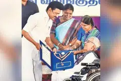 மாற்றுத்திறனாளிகளிள் நலனுக்காக போராடும் ஒருவருக்கு விருது வழங்கி கௌரவிக்கப்பட்டது (படம்: இந்திய ஊடகம்)