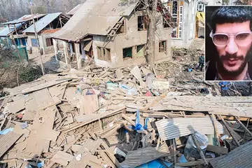 டெல்லி குண்டுவெடிப்புக்குக் காரணமானவர் என்று கூறப்படும் டாக்டர் உமரின் புல்வாமாவில் உள்ள வீட்டை இந்திய பாதுகாப்புப் படையினர் சக்தி வாய்ந்த குண்டு வைத்துத் தகர்த்துத் தரைமட்டமாக்கினர்.