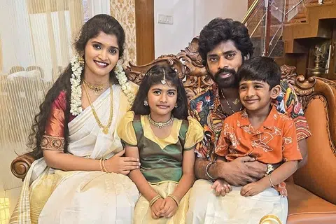 மனைவி, பிள்ளைகளுடன் சாண்டி.