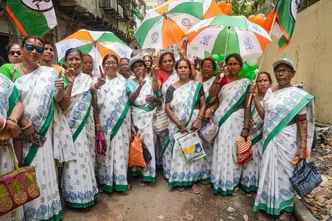 இறுதிக்கட்டப் பிரசாரத்தில் ஈடுபட்ட திரிணாமுல் காங்கிரஸ் கட்சித் தொண்டர்கள்.