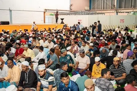 வெளிநாட்டு ஊழியர்கள் ஒன்றிணைந்து நோன்பு துறந்தனர்.