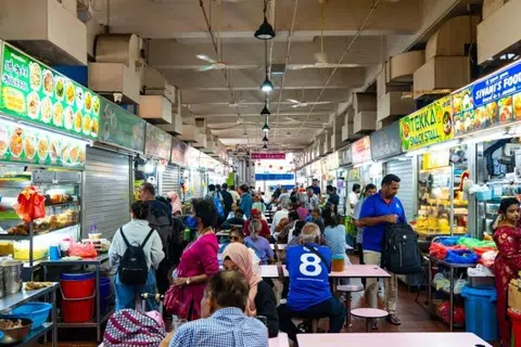 தேக்கா மார்கெட்டில் உள்ள உணவு மையம்.