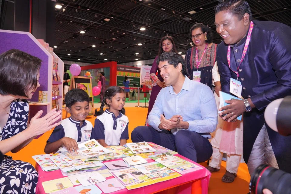 கருத்தரங்கிற்கு இடையே, மாணவர்களுடன் அமர்ந்து உரையாடும் தமிழ்மொழி கற்றல் வளர்ச்சிக் குழுத் தலைவர் விக்ரம் நாயர்.