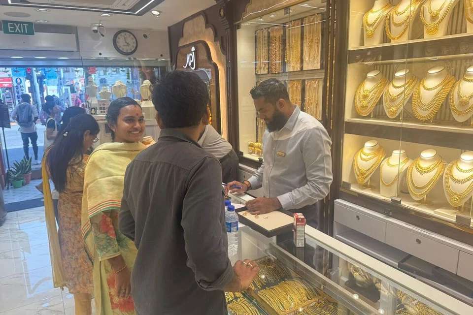 ஏபிஜே அபிராமி ஜுவல்லரி நகைக்கடையில் வாடிக்கையாளர்கள். 