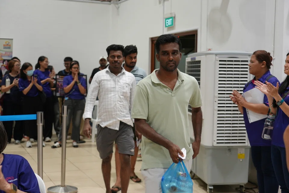 காக்கி புக்கிட் பொழுதுபோக்கு நிலையத்தில் அக்டோபர் 10ஆம் தேதி சனிக்கிழமை நடைபெற்ற ‘புராஜெக்ட் சில்வர் இம்பேக்ட்’ நிகழ்ச்சியில் வெளிநாட்டு ஊழியர்களுக்கு உணவு பரிமாறி விருந்தளித்ததோடு, அவர்களுக்காக விளையாட்டு, கலைநிகழ்ச்சிகளையும் மூத்தோர் நடத்தினர்.