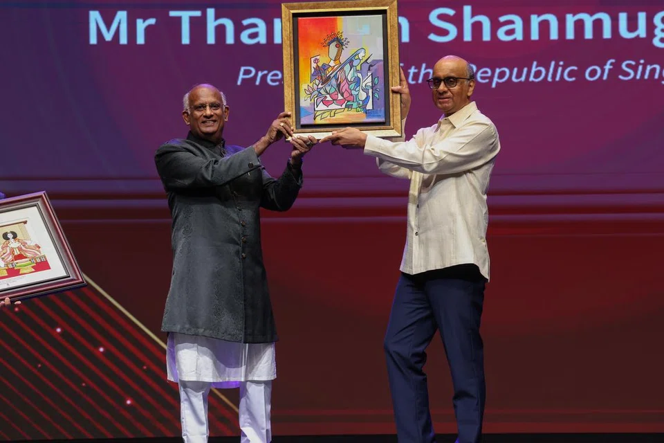 சிங்கப்பூர் இந்திய நுண்கலைக் கழகத்தின் 75ஆம் நிறைவு ஆண்டைக் கொண்டாடும் விருந்து நிகழ்ச்சியில் அதிபர் தர்மன் சண்முகரத்னம், கழகத் தலைவர் கே.வி. ராவிடமிருந்து  வண்ண ஓவியம் ஒன்றை அன்பளிப்பாகப் பெறுகிறார். 