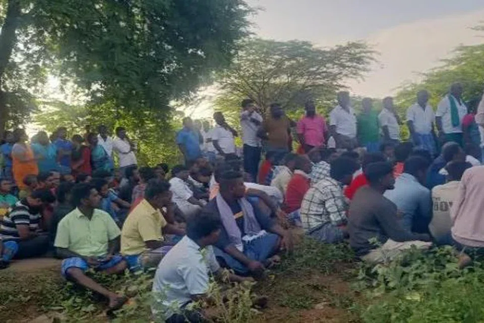 மதுரை விமான நிலைய விரிவாக்கப் பணிகள் தொடர்பிலான போராட்டம் தற்காலிகமாகக் கைவிடப்பட்டது.
