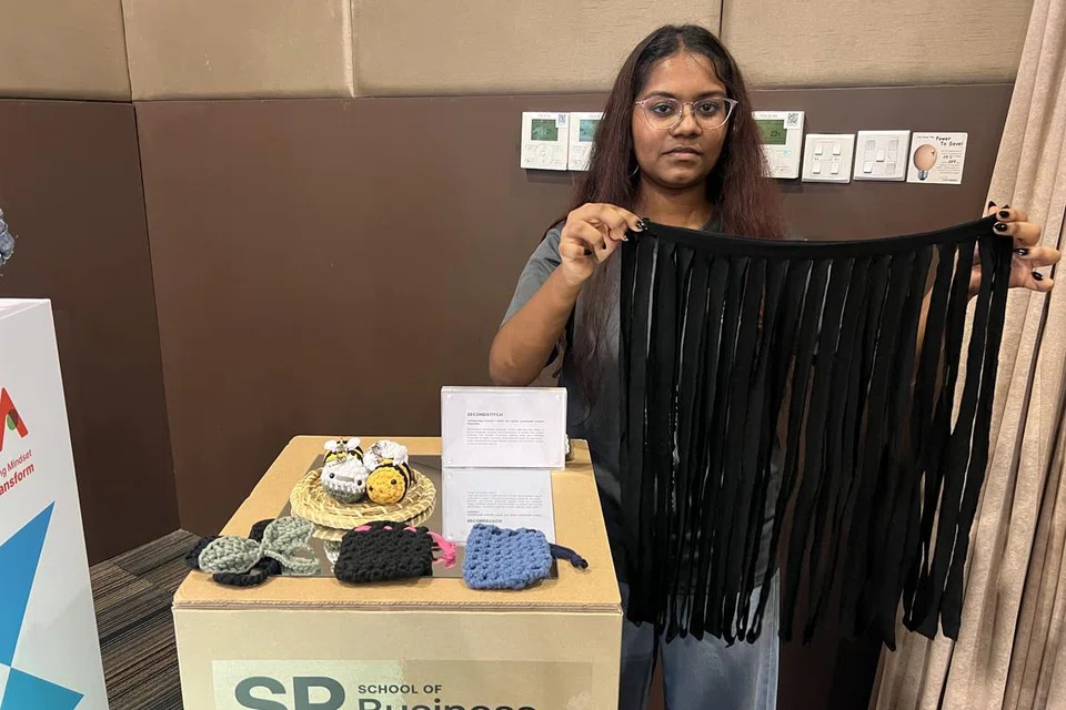 பழைய டீ சட்டைகளை ‘குரொஷே’ (crochet) எனும் நூல் பின்னலின் மூலம் அழகிய பொருள்களாக வடிவமைக்கிறார்கள் ரோகிணியும் குழுவினரும். 