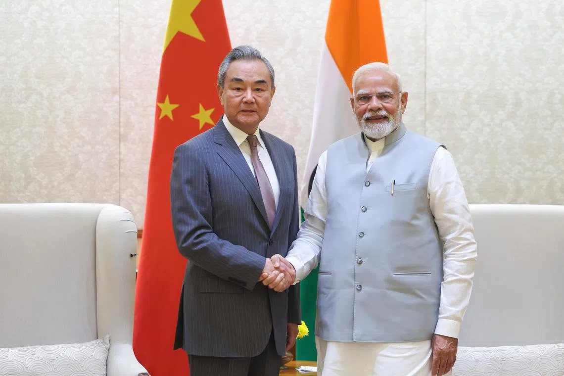 நேரடி விமானச் சேவைகளை மீண்டும் தொடங்கிய இந்தியா, சீனா