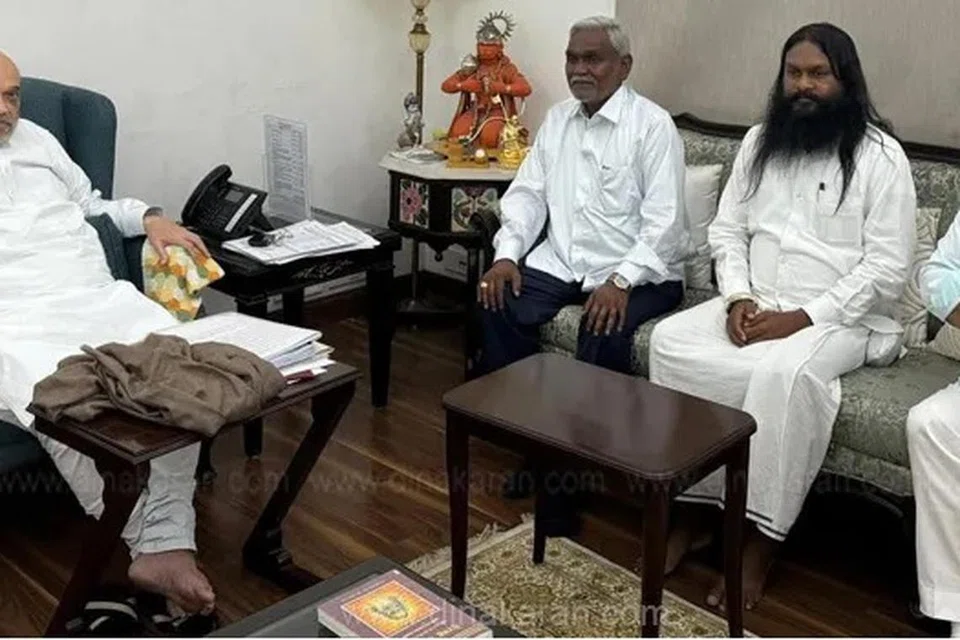 சம்பாய் சோரன், மத்திய உள்துறை அமைச்சர் அமித் ஷா உடன் இருக்கும் புகைப்படம்.