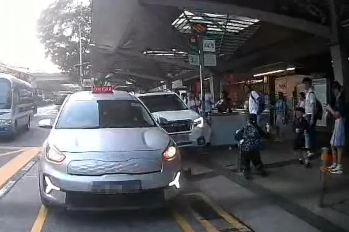 டாக்சி நிறுத்துமிடத்தில் விபத்து; மருத்துவமனையில் மூவர்