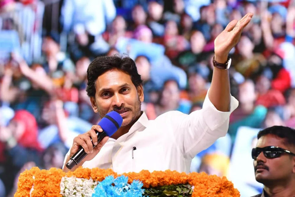 தேர்தலில் தொகுதி ஒதுக்கீட்டில் அதிருப்தியடைந்த நாடாளுமன்ற, சட்டமன்ற உறுப்பினர்கள், ஜெகன் மோகனின் ஒய்எஸ்ஆர் கட்சியில் இருந்து விலகுவதாக அறிவித்துள்ளனர். அதையடுத்து அக்கட்சிக்கு நெருக்கடி ஏற்பட்டுள்ளது.