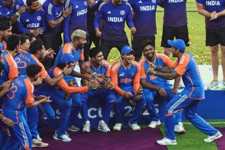 கிரிக்கெட்: கிண்ணத்தை வாங்க மறுத்த இந்தியா; எடுத்துச் சென்ற பாகிஸ்தான் அமைச்சர்