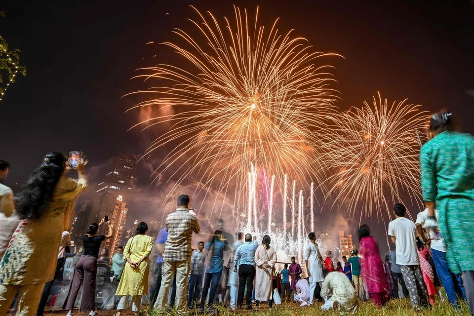 கடந்த அக்டோபர் மாதம் தீபாவளிப் பண்டிகையை வாணவேடிக்கை நிகழ்த்தி கொண்டாடிய மும்பை மக்கள்.