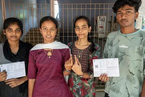 தமிழகத்​திலேயே அதி​கபட்​ச​மாகக் கரூர் தொகுதியில் 93.41 விழுக்காட்டு வாக்குகளும் வீர​பாண்​டி​யில் 93.36 விழுக்காட்டு வாக்குகளும் பதிவாகியுள்ளன.
