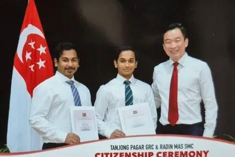 குடியேறிகளுக்கென பயனுள்ள தகவல்களைத் தன் சமூக ஊடகங்களில் 24 வயது தேவ்நவின் மாதேஸ்வரன் (நடுவில்) பகிர்ந்து வருகிறார்.