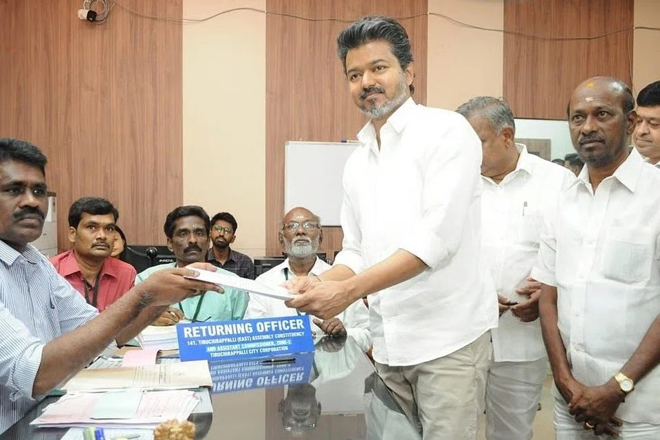 தவெக தலைவர் விஜய் அளித்த இரண்டு மனுக்களிலும் அவரது வயது வெவ்வேறாகக் குறிப்பிடப்பட்டிருந்தது பெரும் சிக்கலை ஏற்படுத்தியது.