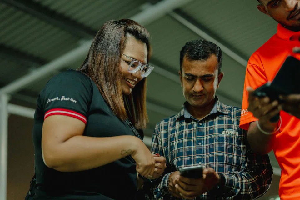 வெளிநாட்டு ஊழியர்கள், இல்லப் பணிப்பெண்களுக்கு மின்னிலக்கத் திறன் பயிலரங்குகளை நடத்தும் ரிஷ்மா (இடம்), 28, வேலை நேரத்துக்கு அப்பாலும் அவர்களுக்கு உதவுகிறார்.