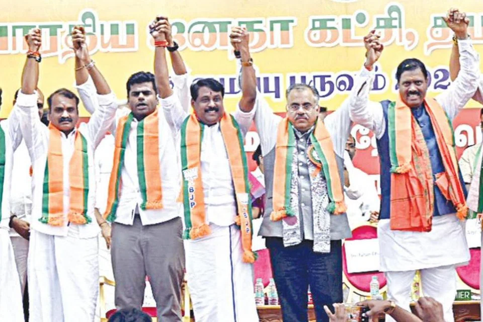 சென்னை வானகரத்தில் நடந்த நிகழ்ச்சியில், தமிழக பாஜக தலைவராக நயினார் நாகேந்திரன் போட்டியின்றித் தேர்வு செய்யப்பட்டு இருப்பதாக தேசிய தேர்தல் பொறுப்பாளர் தருண்சுக் அறிவித்தார். 