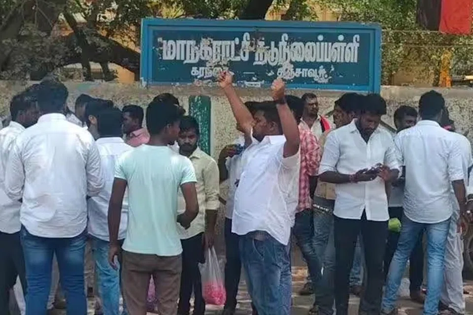 பள்ளி அருகே தேர்தல் பிரசாரம்.