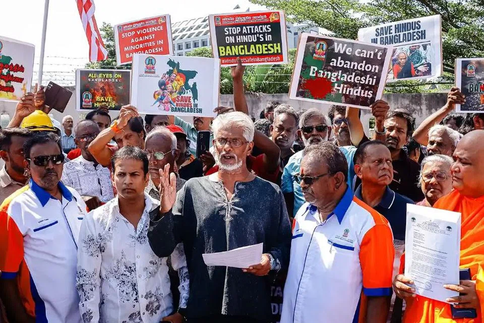 கோலாலம்பூரில் உள்ள பங்ளாதே‌ஷ் தூதரகத்தின் முன்பாக கிட்டத்தட்ட 250 ஆர்ப்பாட்டக்காரர்கள் போராட்டம் நடத்தினர்.