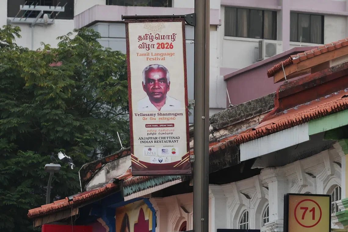 எழுத்தாளர்களைச் சிறப்பிக்கும் சாலையோரப் பதாகைகள்