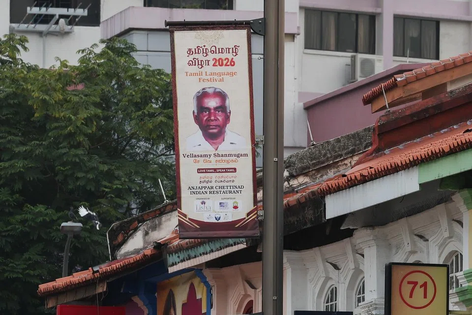 பழம்பெரும் உள்ளூர் எழுத்தாளர் சே.வெ. சண்முகத்தின் படமும் அவரைப் பற்றிய குறிப்புகளும் விளக்குக் கம்பப் பதாகை ஒன்றில் இடம்பெற்றுள்ளன.
