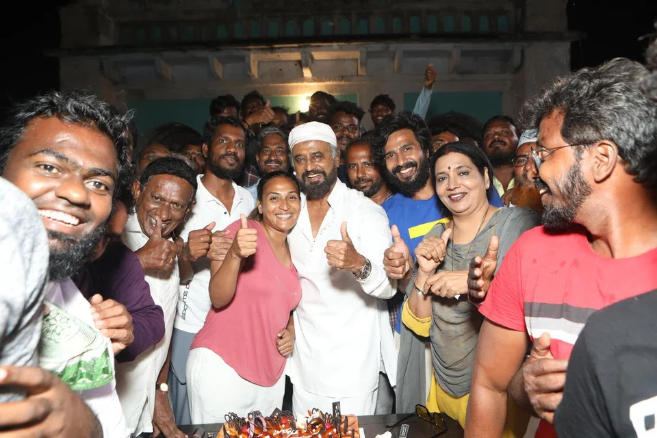 ‘லால் சலாம்’ படக்குழுவினருடன் ரஜினி.