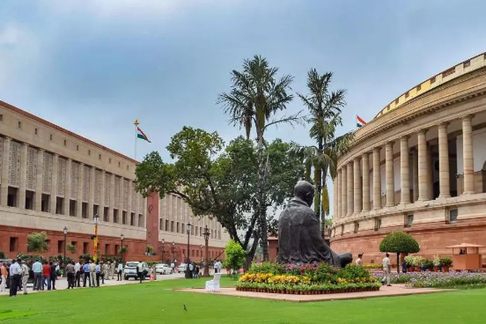 மசோதா நிறைவேற்றப்பட்டால், தமிழ்நாட்டில் உள்ள 39 மக்களவைத் தொகுதிகளில் 13 பெண்களுக்கு ஒதுக்கப்படும். அதேபோல் 234 சட்டப்பேரவைத் தொகுதிகளில் 77ல் பெண்கள் மட்டுமே போட்டியிட முடியும்.