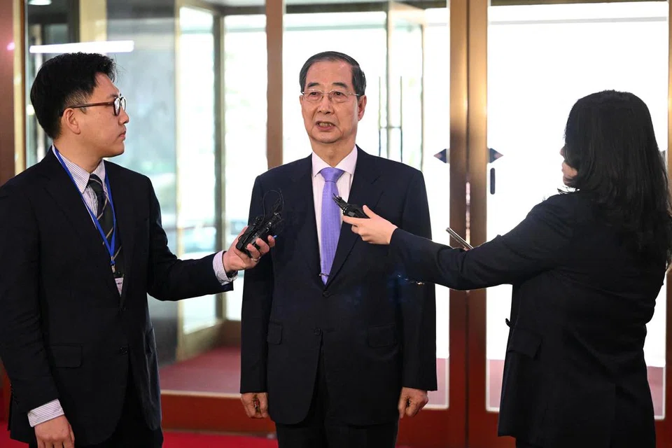 தென்கொரியாவின் இடைக்கால அதிபராக மீண்டும் நியமிக்கப்பட்ட திரு ஹன் டக் சூ அரசமைப்பு நீதிமன்றத்துக்கு நன்றி தெரிவித்தார். 