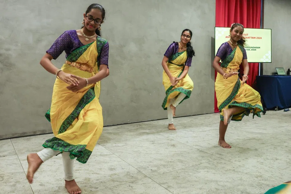 கும்மியாட்டக் கலைஞர்கள்.