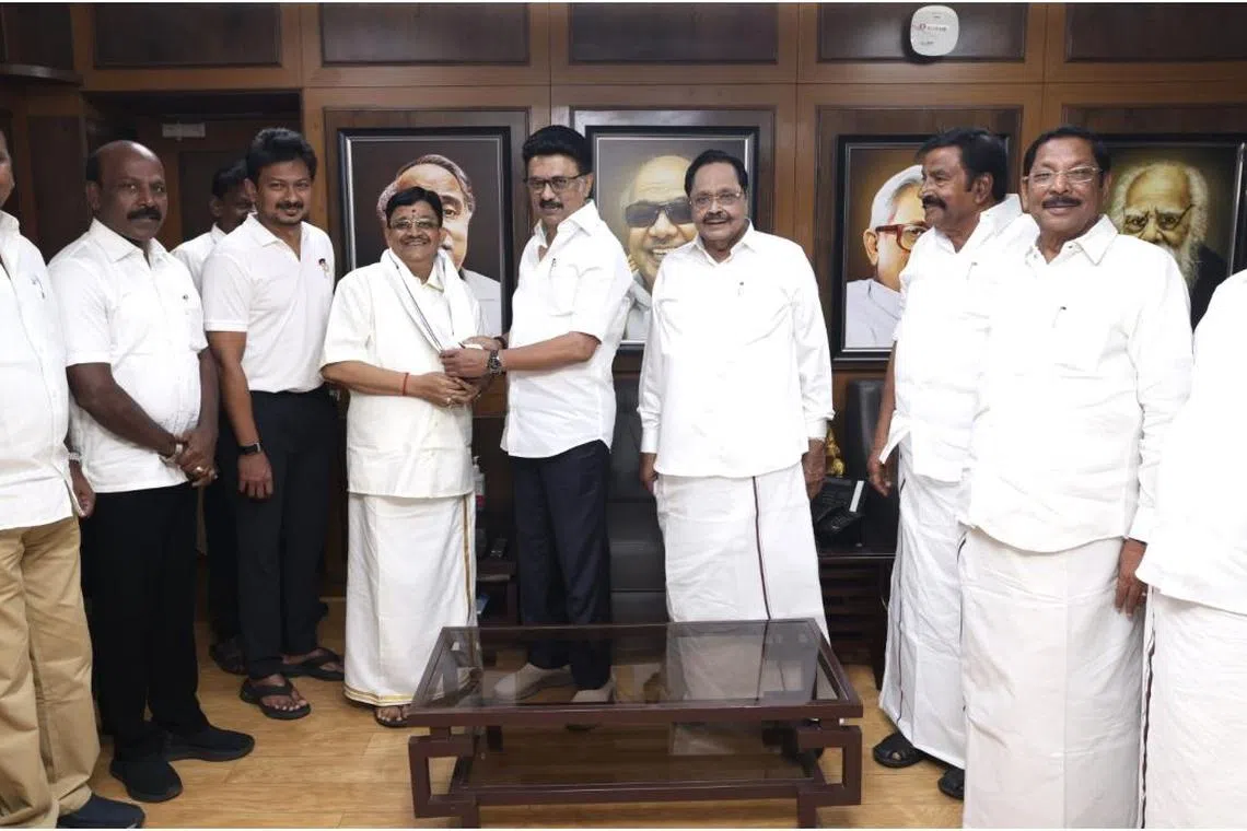 திமுகவில் இணைவதற்கு முன்னர் அதிமுகவில் இருந்து மைத்ரேயன் நீக்கம்